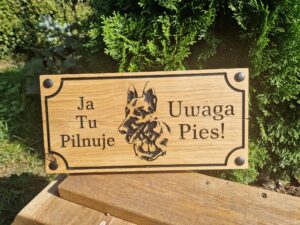 tabliczka uwaga pies ja tu pilnuje z owczarkiem niemieckim