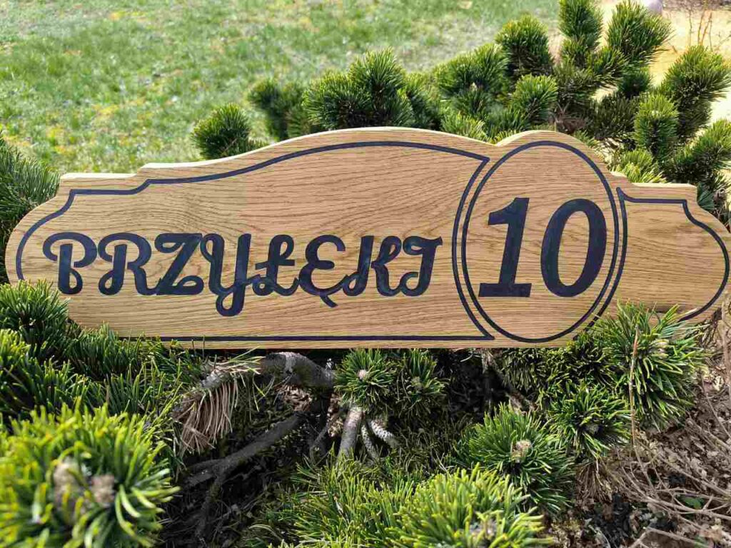 personalizowana tablica adresowa w drewnie